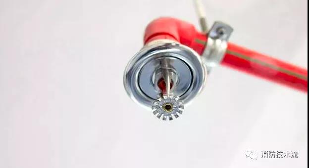 又見(jiàn)噴淋頭掛衣服致酒店客房走廊變淋浴間 又見(jiàn)噴淋頭掛衣服致酒店客房走廊變淋浴間